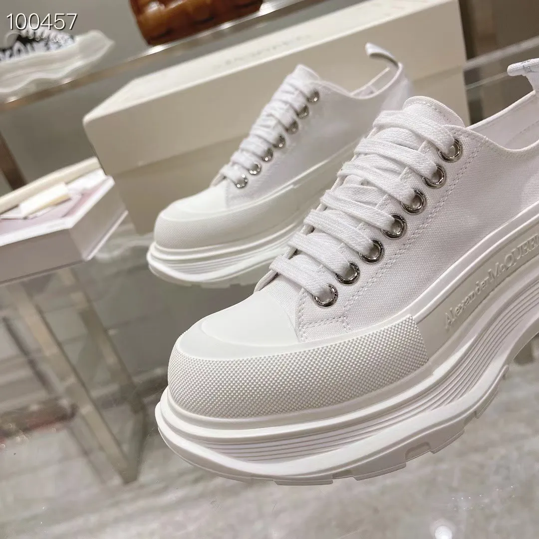 👟👟Ex-factory price 580👟👟 The latest version of Alexander McQueen's men's and women's couple's model is a hot item👑Purchase version original version 1:1 Fabric: Original imported waterproof canvas Lining: Imported water-resistant sheepskin, strong, stain-resistant and breathable. Insole: Imported silk lining Outsole: TPU multi-layer original combination sole (not the ordinary sole on the market) Packaging: Comes with original shoe box, cloth bag, certificate card Code number: 34-45